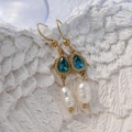 Détail de boucles d'oreilles dorées avec cristaux bleus et perles d'eau douce - Goutte d'eau-Bleu