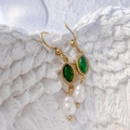 Détail de boucles d'oreilles dorées avec pierres marquise vertes et perles d'eau douce - Ovale-Vert