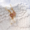 Détail de la perle d'eau douce et du zircon rose sur les boucles d'oreilles dorées - Ovale-Rose