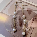 Dettaglio di orecchini lunghi con perle d'acqua dolce naturali e catene d'oro sottili - Stile 8 Perle Tonde Lisce