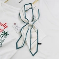 Foulard twilly soyeux aux lignes géométriques bleues sur fond crème en nœud - Grille de Réseau Verte