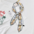 Petit foulard en soie artistique avec imprimé architectural noué sur un t-shirt blanc - Paysage de Ligne
