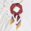 Foulard twilly étroit en soie avec motif mors rouge et rayures multicolores - Chaîne de Mors de Cheval Rouge / 6x120cm