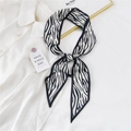 Foulard étroit à motif zébré noué en boucle élégante sur une chemise blanche - Zèbre Noir Blanc / 6x120cm