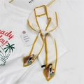 Foulard étroit en soie crème avec bordure jaune et illustrations de fille sur t-shirt blanc - Fille à la Pomme aux Cheveux Longs