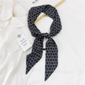 Twilly étroit en soie noire avec motifs de chaînes et fers à cheval bleus pour femme - Chaîne de Fer à Cheval Noir / 6x120cm