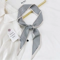 Petit foulard en soie étroit à motif géométrique noir et blanc noué sur un col blanc - Rayures Géométriques Beige / 6x120cm