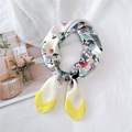 Elegante pañuelo de seda blanca con paraguas coloridos y borde amarillo vivo - Estampado de Paraguas Amarillo