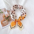 Elegante pañuelo cuadrado de seda naranja y crema con patrón de sombreros anudado - Sombrero pequeño naranja