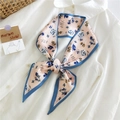 Pañuelo estrecho twilly con flores rosa claro y borde azul sobre camisa blanca - 3A Peonía Rosa
