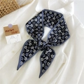 Pañuelo de seda gris oscuro con estampado de bocado sobre cuello de camisa blanca - 13A Doble Hebilla Negro