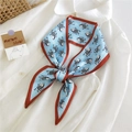 Foulard long bleu à motif zèbre et bordure orange noué sur un col de chemise blanc - 29A Zèbre Dansant Bleu