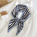 Écharpe chic en soie aux rayures noires et blanches avec motifs de cœurs rouges - 4A Rayures Cœur Noir