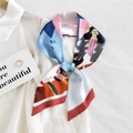 Foulard étroit en soie avec illustration féminine moderne sur un col de chemise - 6 Fille à Lunettes Tenue Grise / 9*95cm