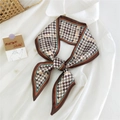 Écharpe en soie à motif pied-de-poule marron et orange nouée sur une chemise - 21A Pied-de-poule Bordure Marron