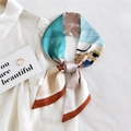 Foulard étroit en soie avec imprimés abstraits bleus et beige pour les cheveux - 7 Fille de Dos avec Chapeau Orange / 9*95cm