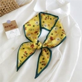 Foulard en soie jaune à fleurs rouges avec bordure verte sur chemise blanche - 1A Pivoine Jaune