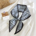 Foulard étroit en soie à motif pied-de-poule noué sur un col de chemise blanc - 19A Pied-de-poule Bordure Noire