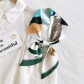 Foulard étroit style art moderne avec motifs géométriques et boucle en métal doré - 10 Fille en Combinaison Verte / 9*95cm