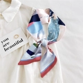 Foulard en soie avec imprimés de personnages abstraits et motifs géométriques bleu et rose - 11 Fille en Combinaison Rose Rouge / 9*95cm