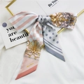 Foulard cheveux en soie rose et gris avec motif baroque noué en ruban - Pois Quadrillage Gris Rose