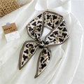 Foulard en soie imprimé animal café latte avec motif de vache sur chemise - 23A Imprimé Vache Café