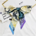 Foulard cheveux en soie à motif cachemire noué en boucle aux tons jaune et bleu - Fleur Bleu Violet