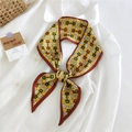 Petit foulard en soie jaune avec motif mors de cheval noué sur un col de chemise blanc - 11A Double Boucle Jaune
