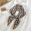 Foulard en soie à carreaux marron café noué sur un col de chemise blanche - 18A Rayures 3D Marron / [attributs Du Produit] Ce Produit Est Une Écharpe Étroite/carrée À La Texture Soyeuse. Elle Semble Être En Soie De Polyester Avec Un Toucher Doux. Les Couleurs Dominantes Sont Le Marron Café Le Blanc Cassé Et Le Noir Avec Un Motif À Carreaux Géométriques. Elle Est Présentée Comme Un Nœud De Cravate Noué Sur Une Chemise Blanche À Col Créant Une Allure Élégante Et Professionnelle. [présentation Visuelle] L'image Utilise Une Photo Réaliste Du Quotidien Avec En Arrière-plan Une Chemise Blanche Et Un Panier Tressé Créant Une Impression D'harmonie Et De Légèreté. La Qualité De L'image Est Élevée Avec Un Éclairage Doux Et Une Texture Nette. Esthétiquement Plaisante Elle Obtient Une Note Globale De 85. L'image Est Très Attrayante Et Incite Efficacement À L'achat. [contenu Textuel] La Carte De Gauche Contient La Mention « Mernom Show » Et Un Dessin Simple Classé Comme « Texte D'accompagnement » Ne Nécessitant Aucun Traitement. L'image Ne Contient Aucune Information En Chinois Ni Filigrane. [étiquettes Logistiques] Aucune. [risque De Contrefaçon] Contrefaçon Du Produit : Aucune. Contrefaçon De L'arrière-plan : Aucune. Globalement Le Produit Est Jugé Original Et Sans Risque Particulier Pour La Marque. [paramètres Du Produit] L'image Présente Principalement L'apparence Et Le Style Sans Préciser Les Dimensions Ni La Composition.