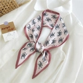 Foulard en soie rose à rayures et motifs zèbres noué sur un col de chemise blanc - 28A Zèbre Dansant Rose