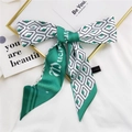 Ruban à cheveux en soie verte à motif nid d'abeille noué sur un fond minimaliste - Losange Anglais Vert Beige