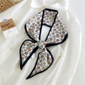 Foulard twilly étroit beige avec motif mors orange noué en nœud sur une chemise blanche - 14A Double Boucle Blanc