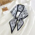 Écharpe en soie à motif zèbre pour femmes avec bordure noire sur style chemise - 27A Zèbre Dansant Gris
