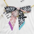 Foulard cheveux en soie de style français avec motifs géométriques abstraits et nœud papillon - Totem Noir Rose