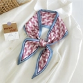 Foulard long étroit en soie à motif pied-de-poule lilas sur un col de chemise - 17A Rayures 3D Rose