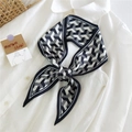 Élégant foulard en soie géométrique noir et blanc noué en nœud sur un col blanc - 16A Rayures 3D Noir