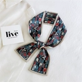 Foulard twilly en soie à imprimé lettres géométriques noué en un nœud élégant - Carreaux à lettres noir et rouge