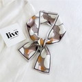 Foulard en soie géométrique marron et rose noué comme bandeau sur chemise blanche - Bordure Beige Pêche Abstrait
