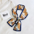 Foulard étroit en soie orange de style français avec motifs abstraits et bord bleu - Pêche abstraite avec bordure bleu marine (Lot de 3 Pommes de terre bordure bleu marine)
