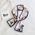 Twilly en soie à motif pêche rose noué en ruban sur un fond texturé blanc - Pêche abstraite avec bordure violette