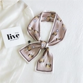 Foulard twilly rose pâle en soie avec motifs lapins et horloges sur fond blanc - Monsieur Lapin Kaki (14)