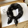 Eleganter schwarzer Spitzen-Haarschal mit Hohlblumenmuster und Retro-Bindedesign - Schwarz Blumig