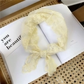 Eleganter cremefarbener Spitzen-Dreiecksschal mit Blumenstickerei und Schleifenknoten - Beige Blumig