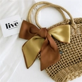 Foulard sottile in raso bicolore champagne e marrone annodato su borsa in paglia - Caramello e Giallo
