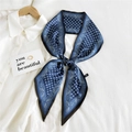 Foulard étroit bleu marine en soie avec motif paisley noué en nœud sur chemise - Grille Paisley Bleu Marine (10)