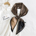 Foulard étroit en soie à motif pied-de-poule et lettres sur une chemise blanche - Pied-de-poule Camel HILLDI (29)