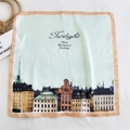 Elegante foulard di seta con stampa di architettura nordica e bordi arancioni - Architettura Nordica