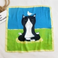 Elegante foulard di seta quadrato con illustrazione di gatto e uccellino e bordi gialli - Gatto Yoga
