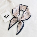 Foulard sottile rosa chiaro con stampa floreale nera annodato a fiocco elegante - Stampa a Linee Sottili