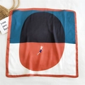 Elegante foulard in seta con stampa di ragazza cartoon e design a blocchi di colore - Cane Cartone Animato Rosso Bianco Nero